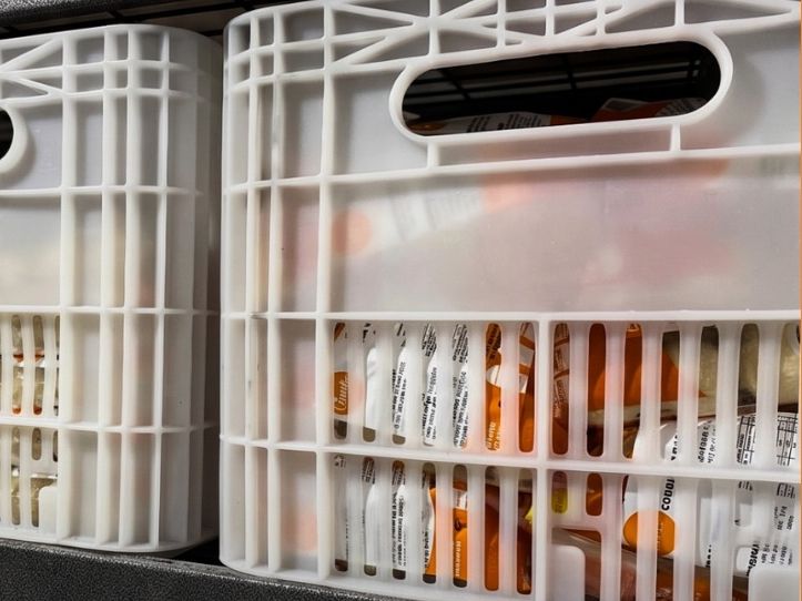 Caixas plásticas com salgados embalados nas prateleiras